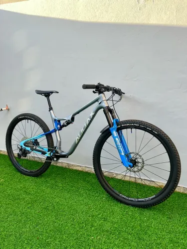 BICICLETA AUDAX FS900 DEORE XT FULL SUSPENSION CARBON UD 2026 | TITÂNIO/AZUL | QUADRO 19