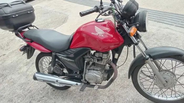 Moto Vermelha CG Fan 125 KS com Baú