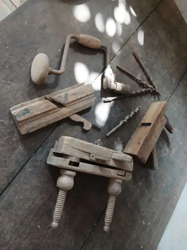 Conjunto de ferramentas antigas marcenaria. Museu