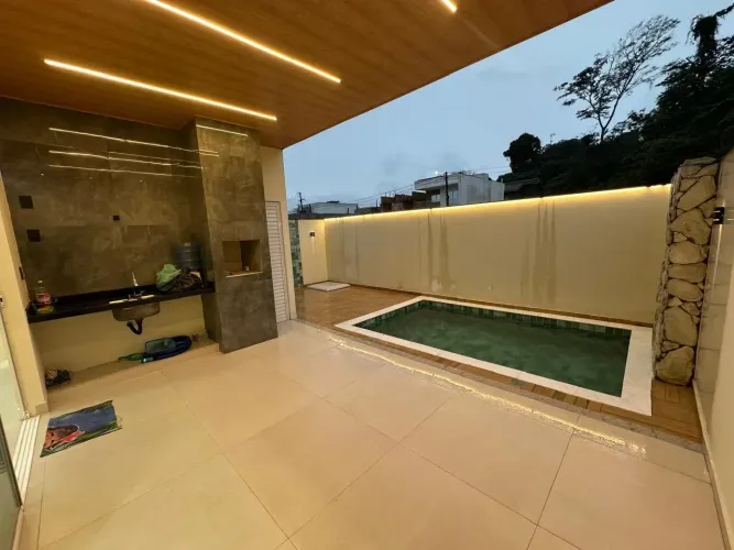 Linda Casa no Condomínio Quartzo Verde, 190m², 3 quartos, e Área Gourmet com Piscina e Chu