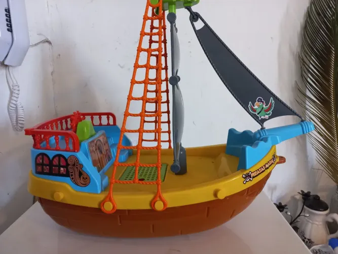 Navio Pirata Maral em prolipropileno otimo estado.