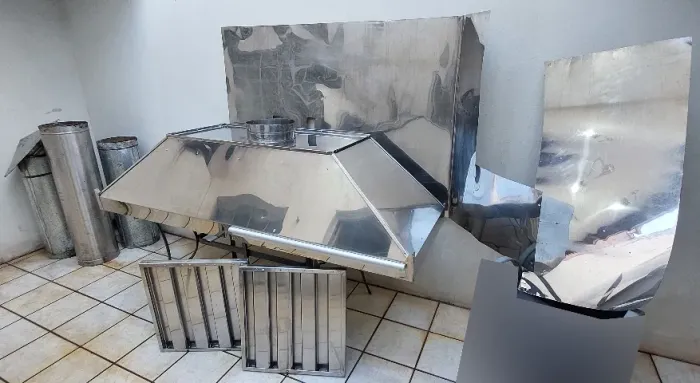 Coifa industrial aço inox com 2 filtros inerciais + Chapa de fundo + 3 dutos e chapéu