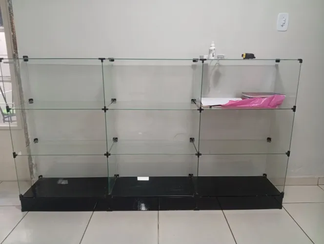Vendo uma vitrine de vidro medindo 1,82×100 de altura e 0,30 de profundidade
