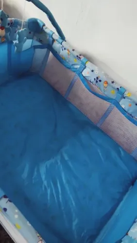 Vendo berço portátil e junto uma sacola de roupas pra menino