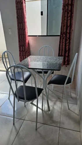 Mesa com 04 cadeiras tampo de granito