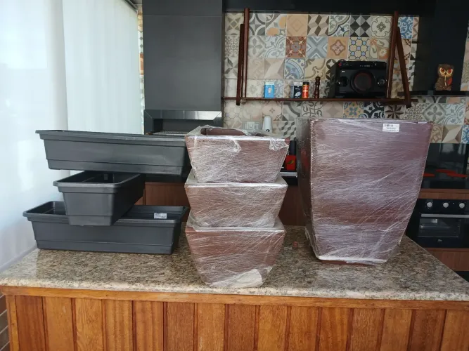 Vendo 7 vasos para plantas. 
