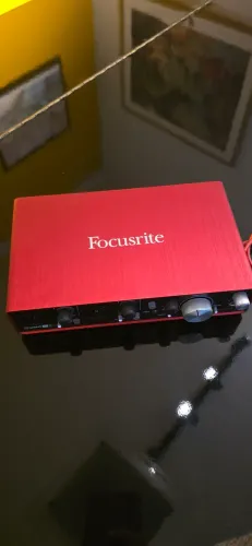 Interface de áudio Focusrite Scarlett 2i4.