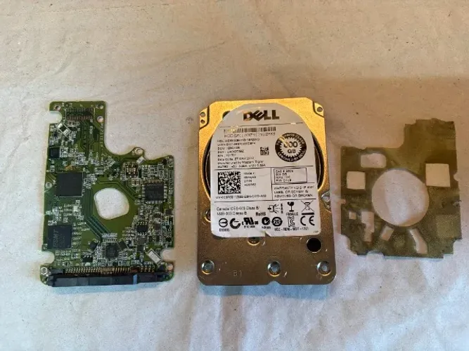 Placa Logica de HD Dell  600Gb - WD6000BKHG - 0C5R62 -   Trincada - Sucata - Leia