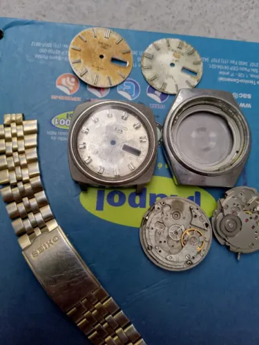 2 caixa de Seiko sucata. 3 mostradores de seiko e duas máquinas incompletas.