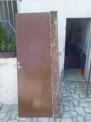 Vendo portas de quarto com fechaduras.