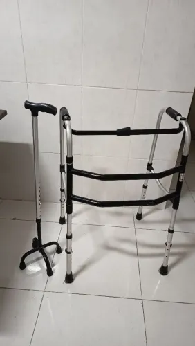 Andador e bengala de 4 pontas.