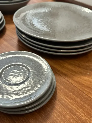 kit de jantar pratos cinzas