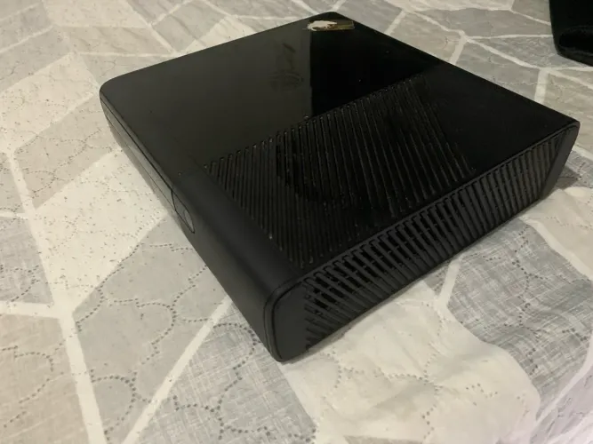 Xbox 360 com 2 controles, Kinect e 3 Jogos de CD (com mais jogos instalados)
