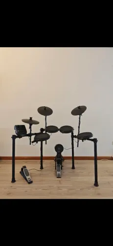 Alesis Nitro com fone profissional