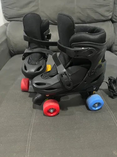 Patins de 4 rodas c/ acessórios