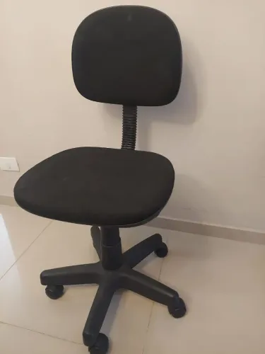 Cadeira de escritório giratória preta