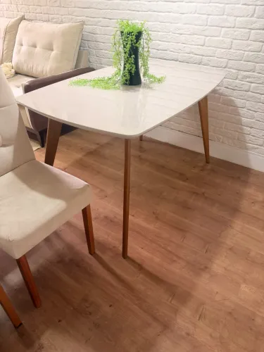Mesa retangular com quatro cadeiras, em tampo de vidro laqueado!