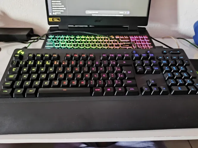 Teclado Logitech G213