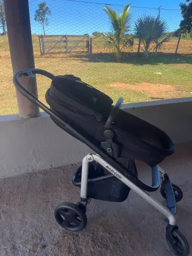 Carrinho de bebê + bebê conforto maxi cosi