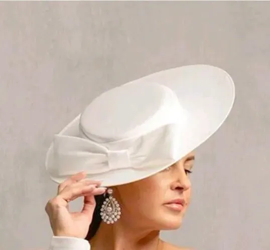 Chapéu elegante branco
