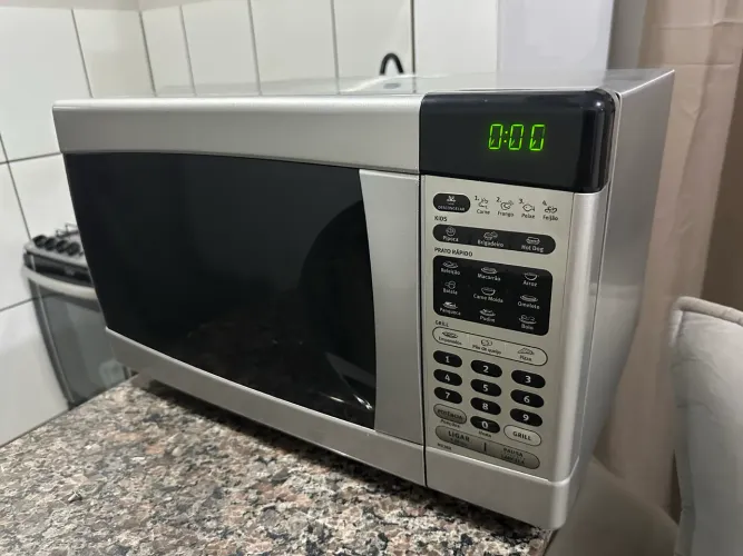 Microondas cromado 30 litros semi novo