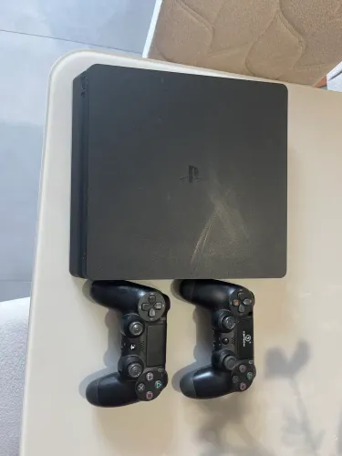 Ps4 slim 1TB+Fifa 23+EA FC 26+Pes 2017+ 2 controles porém só 1 original 