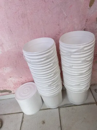 Vende-se baldes novos todos com tampas 3L 5 de profundidade. Contato *)