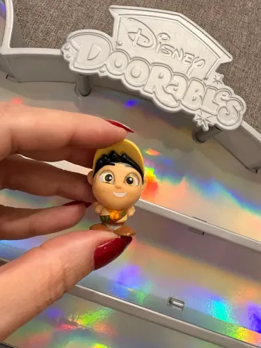 Russell do filme Up: Altas Aventuras colecionáveis Disney Doorables.