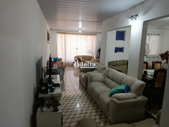 Casa residencial com 3 quartos sendo 1 suíte disponível para venda no bairro Cidade Jardim