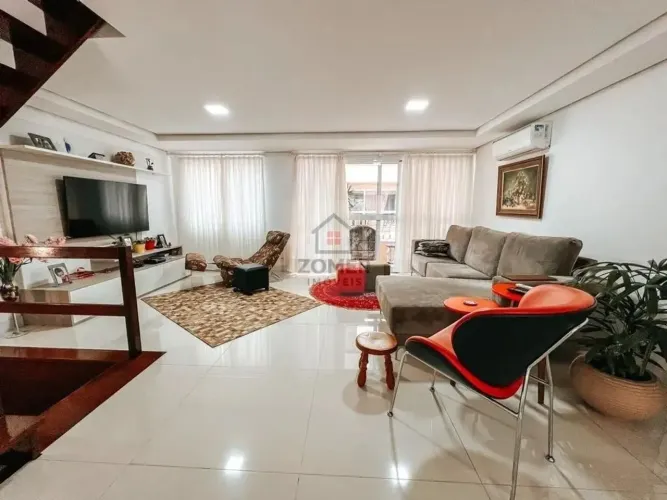 Sobrado com 230 metros 3 quartos 2 vagas no bairro Pedra Redonda - Porto Alegre - RS