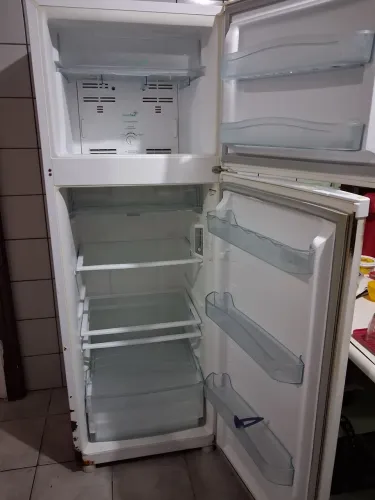 OPORTUNIDADE! Vendo geladeira em excelente funcionamento e bom estado.