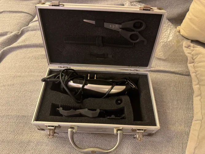 Máquina de cortar cabelo completa.