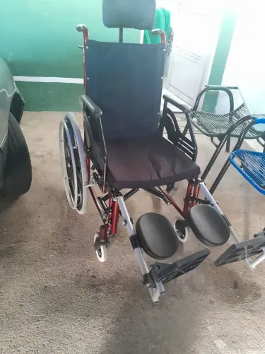 Vende se cadeira de rodas semi nova