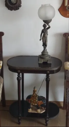 Mesa em madeira e acabamento em metal 