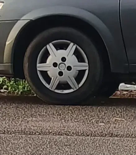 ? Vende-se Jogo de Rodas Aro 13 com Pneus ?