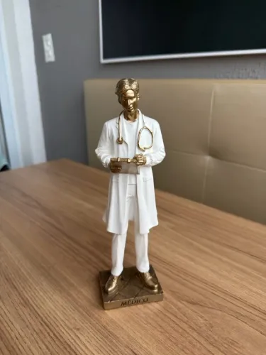 Estátua Médico