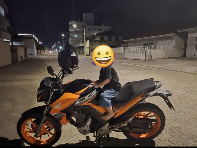 Moto bem cuidada pneus novos e óleo trocado