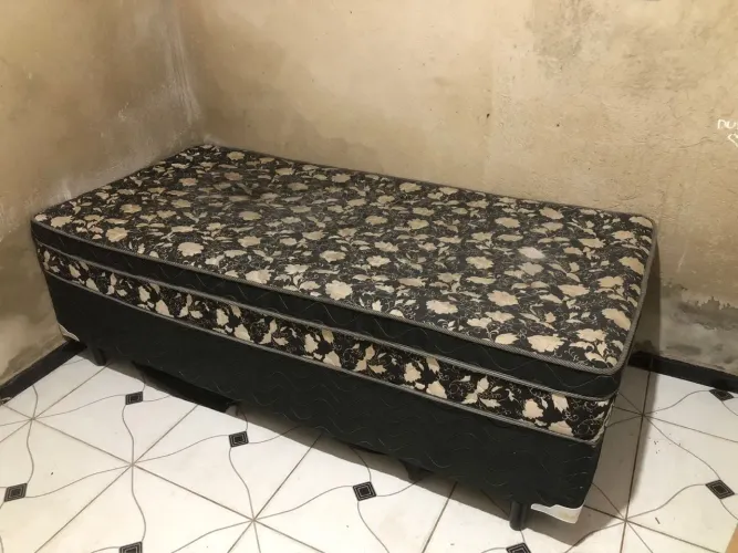 Vendendo Colchão de solteiro. 1 ano e 7 meses de uso. No momento se encontra guardado.