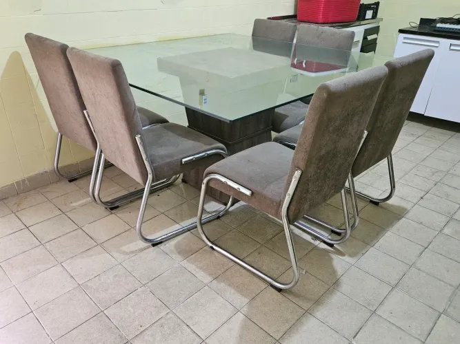 Mesa de jantar com tampa de vidro 8 cadeiras estofadas