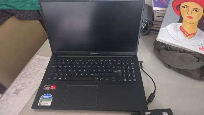 Asus Vivobook Go E1504FA Ryzen 5 7520U - 8GB LPDDR5 - SSD 512GB - Win 11