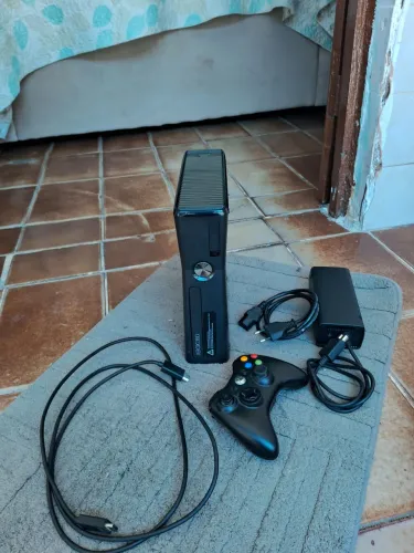 XBOX 360 SLIM  [ BLOQUEADO ][ COM DEFEITO DA LUZ VERMELHA ]
