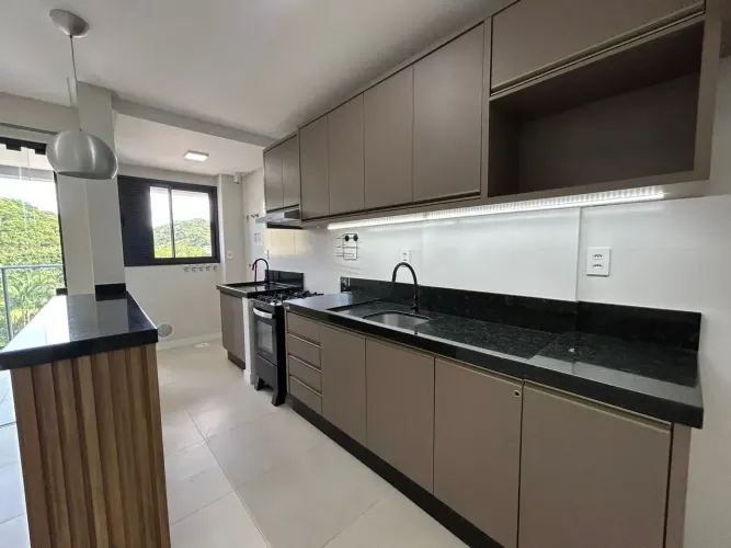 APARTAMENTO COM 01 SUITE +01 DORM. NO BAIRRO PRAIA BRAVA