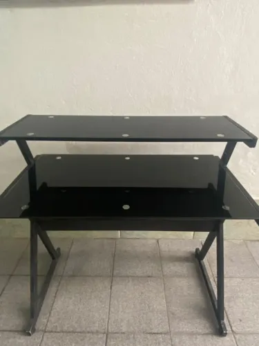 Vendo mesa, criado mudo, cabeceira e cabideiro