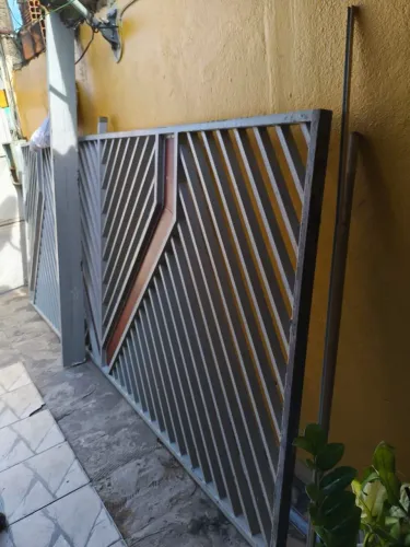 Portão de garagem de correr com entrada social