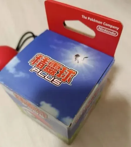 Pokeball plus Nintendo switch com detalhe