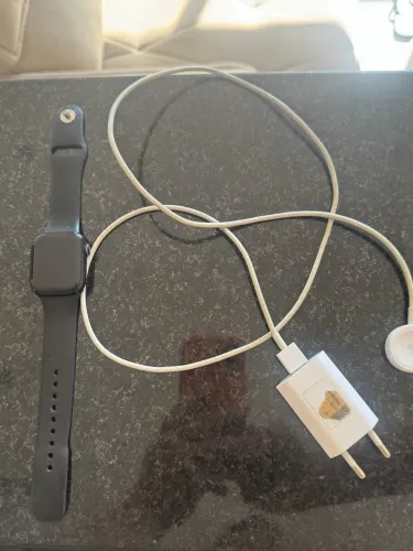 Apple Watch séries 7 / 41mm c/ carregador USB