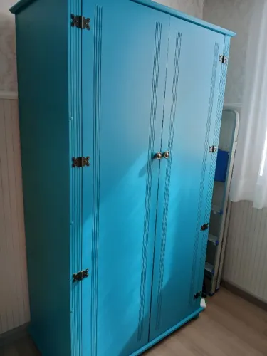 Armário azul esverdeado de duas portas em perfeito estado
