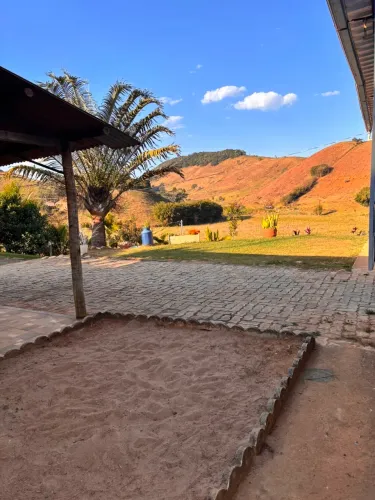 Sitio 2.000 m² com casa pronta, 2 platôs, água, luz e internet