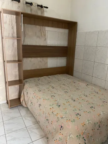 Cama com estante(apenas cama) funcional que fecha em momentos de precisar de maos espaço 