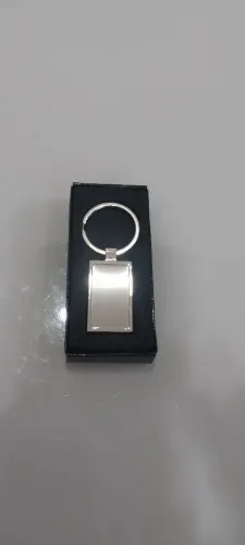 Chaveiros de metal com gravação laser.